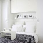 طاولة الإفطار بيضاء