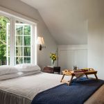 طاولة الإفطار في غرفة النوم