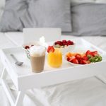 طاولة الإفطار مع الجانبين