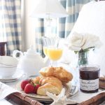 طاولة الإفطار في السرير