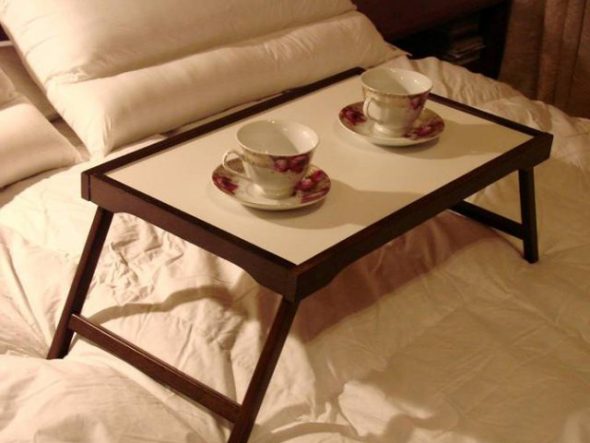 طاولة السرير