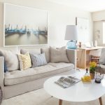 أريكة رمادية فاتحة