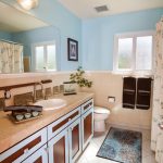 خزانة تحت الحوض بيديه