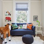 أيضا أريكة زرقاء في الشقة.