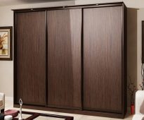 خزانة بثلاثة أبواب بنية