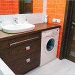 خزانة كبيرة في الحمام بأيديهم