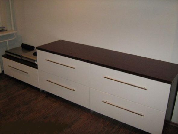 يقف التلفزيون بأيديهم