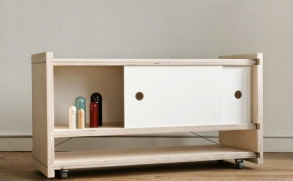 الوقوف التلفزيون بأيديهم