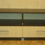 يقف التلفزيون مع أيديهم العملية