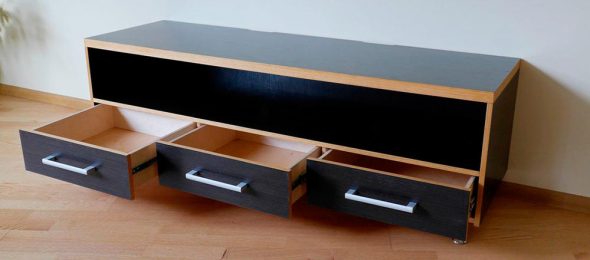 تقف التلفزيون الظلام