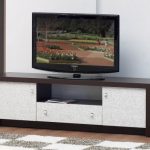 طاولة السرير تحت التلفزيون في غرفة المعيشة