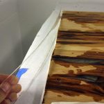 إزالة الراتنج الزائد من الحواف.