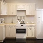 خزانة الزاوية في المطبخ مشرقة