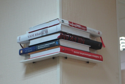 زاوية جدار الكتب تحت الحجر الطبيعي