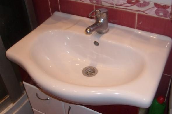 حوض غسيل مع قاعدة التمثال