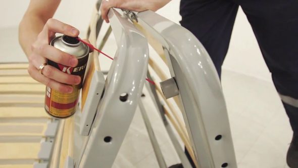 القضاء على صرير في الأريكة