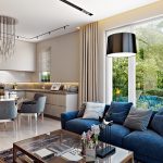 في غرفة المعيشة أريكة زرقاء مع الوسائد