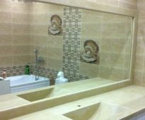 في الحمام ، من المعتاد تثبيت مرايا كبيرة إلى حد ما.