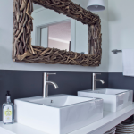 مرآة مزينة بفروع خشبية