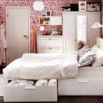 سرير واحد أبيض