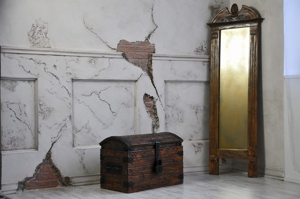 مرآة أثرية كبيرة