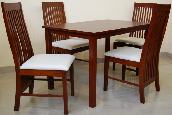 كراسي خشبية