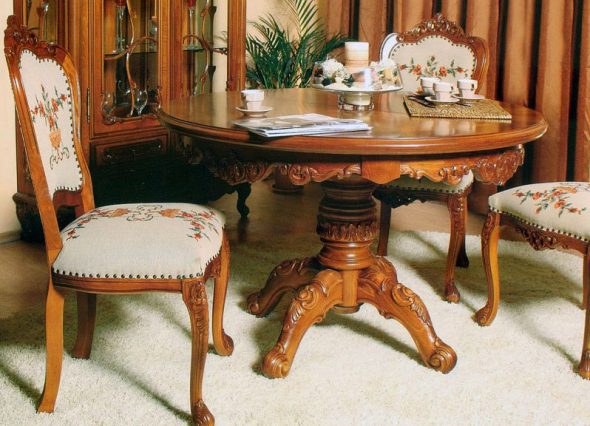 كراسي خشبية