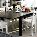 كراسي بيضاء