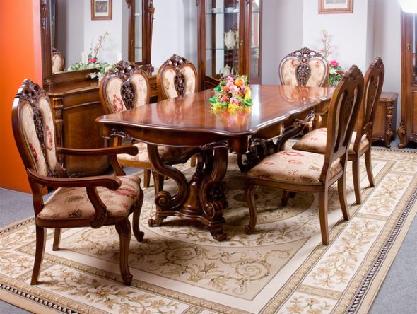 كراسي خشبية