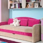 أريكة مع الجانبين في الحضانة