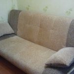 أريكة الصرير بشكل رهيب