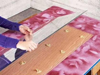 لمزيد من الأمان ، يتم تطبيق غراء التثبيت ليس فقط على الباب