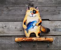 مدبرة القط مع السمك