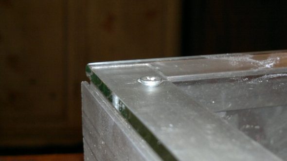 ثقب في الزجاج