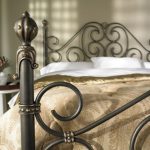 غرفة نوم الداخلية مع سرير المطاوع