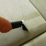تخلص من الأوساخ على الأثاث المنجد في المنزل