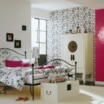 أسرة الحديد المطاوع في المناطق الداخلية من الصورة