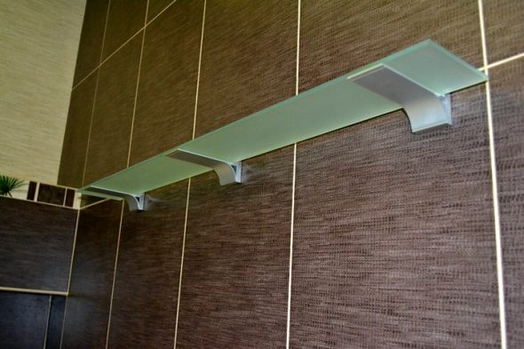 إصلاح الرف الزجاجي على الحائط