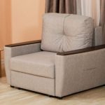 كرسي السرير الرمادي