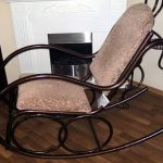 كرسي هزاز بجوار الموقد