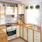 خزانة الزاوية في المطبخ مشرقة