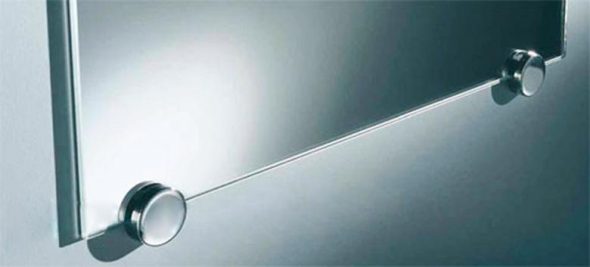 العديد من الطرق لإصلاح المرآة على الحائط