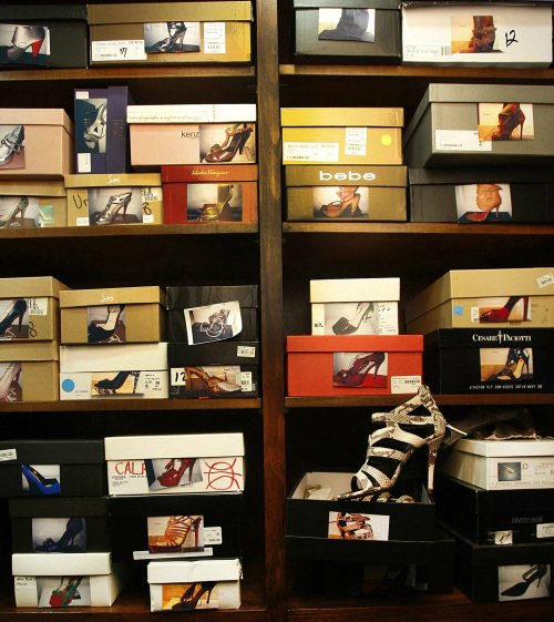 الأحذية في خزانة