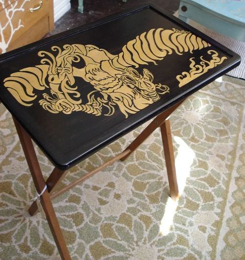 لوحة زخرفية لطاولة قديمة