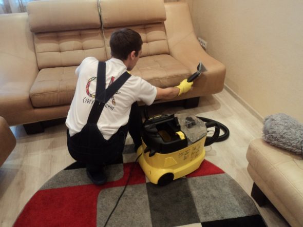 تنظيف الأريكة من البقع في المنزل