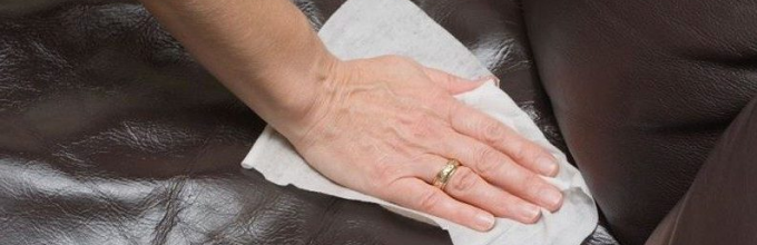 تنظيف الأوساخ من وسادة أريكة في المنزل