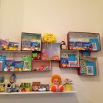 الرف مصنوع من صناديق الأحذية من الورق المقوى