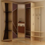 وضعت في الزاوية شكل خزانة شبه منحرف