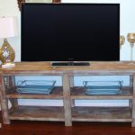 اصنع طاولة بسيطة بجانب السرير