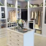 خزانة الملابس مع الأشياء